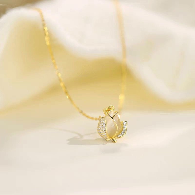 Elegant Cat's Eye Tulip Bud Pendant Necklace for Women Titanium Steel Plated Clavicle Chain with Floral Design