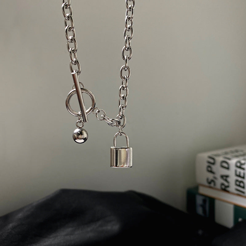 Collar con colgante de candado geométrico de acero de titanio para hombre y mujer con diseño de cadena cruzada