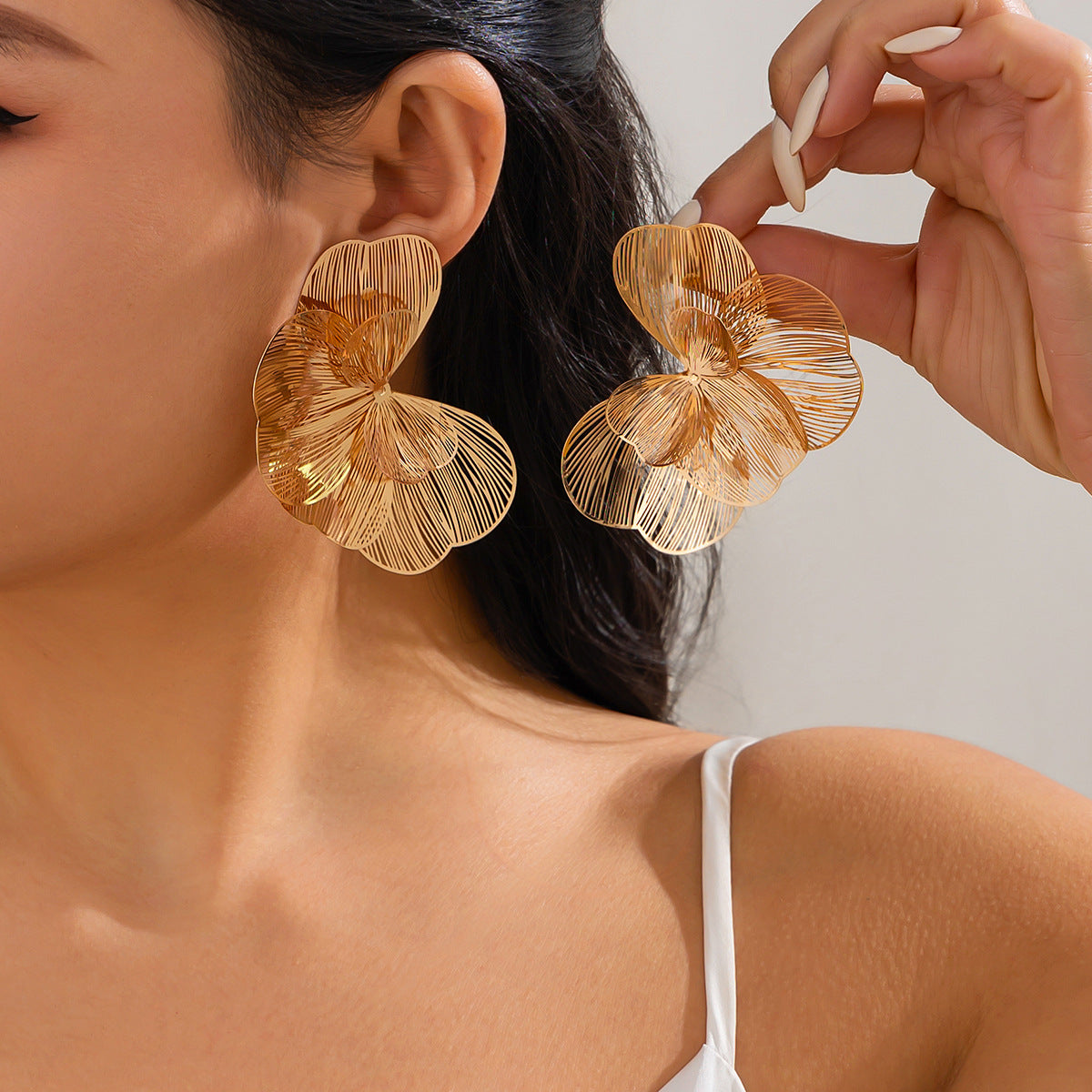 Pendientes de botón florales de hoja de ginkgo plateados, dulces y atrevidos, con detalles colgantes de perlas de imitación