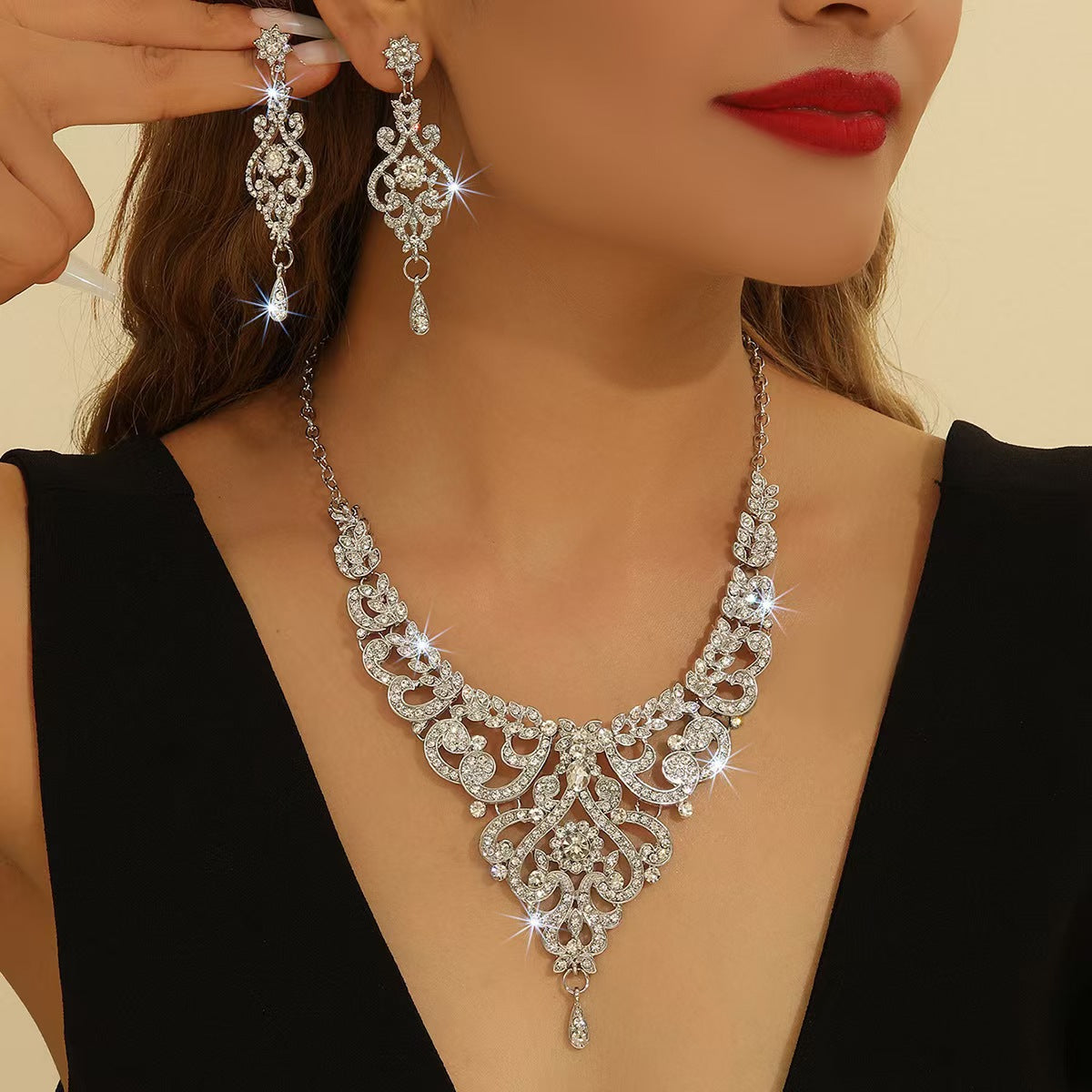Set di collana e orecchini da donna esagerati, stile vintage, a forma di cuore e goccia, in lega di zinco con intarsi in strass e catena a maglia O