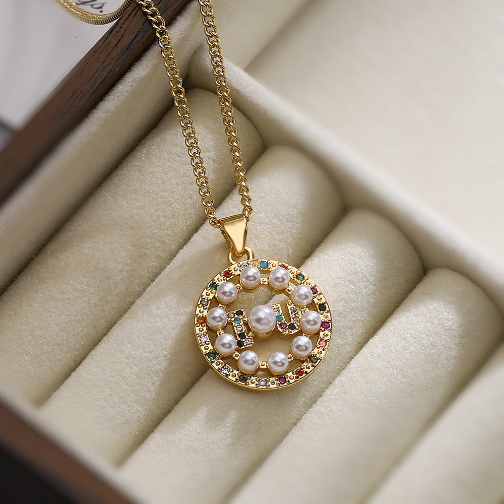 Collana girocollo geometrica rotonda minimalista da donna con base in rame placcata in oro 18 carati con perla coltivata e zirconi colorati
