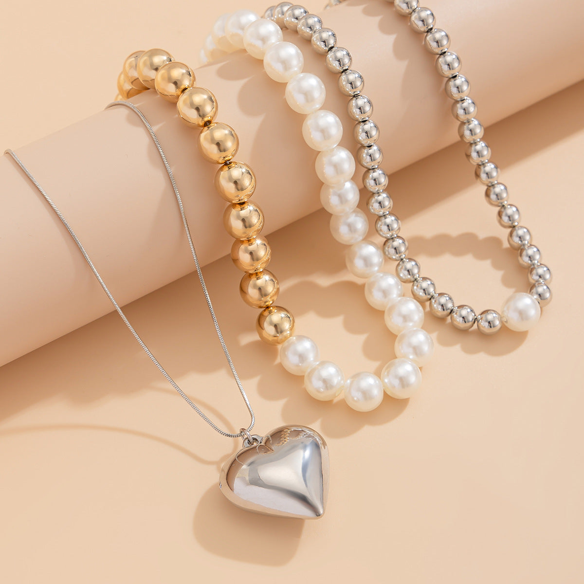 Collar con colgante de imitación de perla en forma de corazón asimétrico, dulce y atrevido, para mujer, con acabado chapado y cadena de cuentas