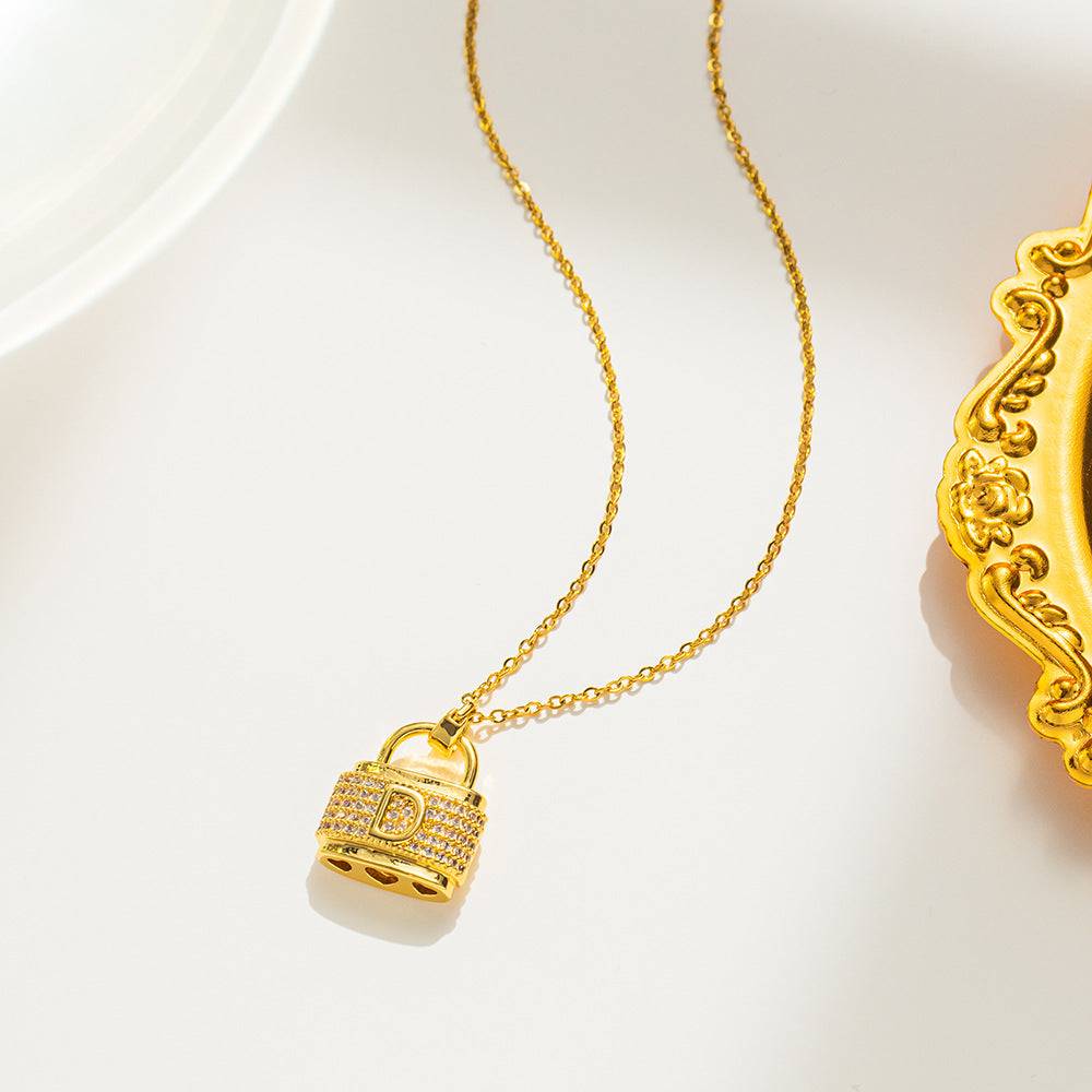 Collar con colgante minimalista con forma de D para mujer, de acero de titanio con incrustaciones de diamantes de imitación