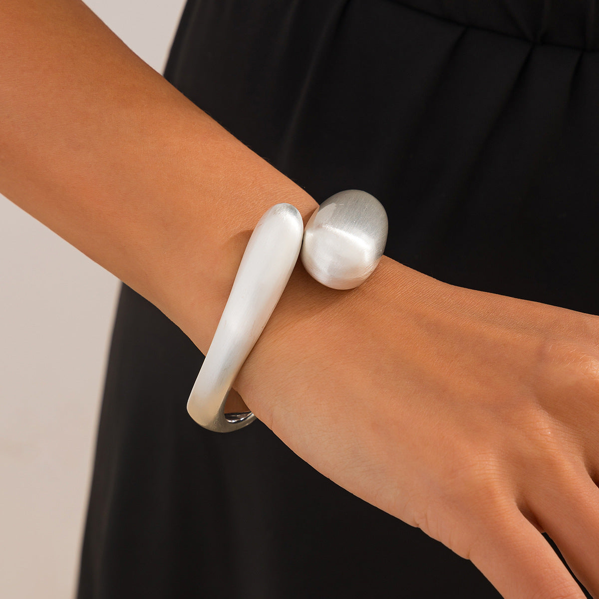 Bracciale rigido a molla vintage oversize da donna in lega con finitura placcata