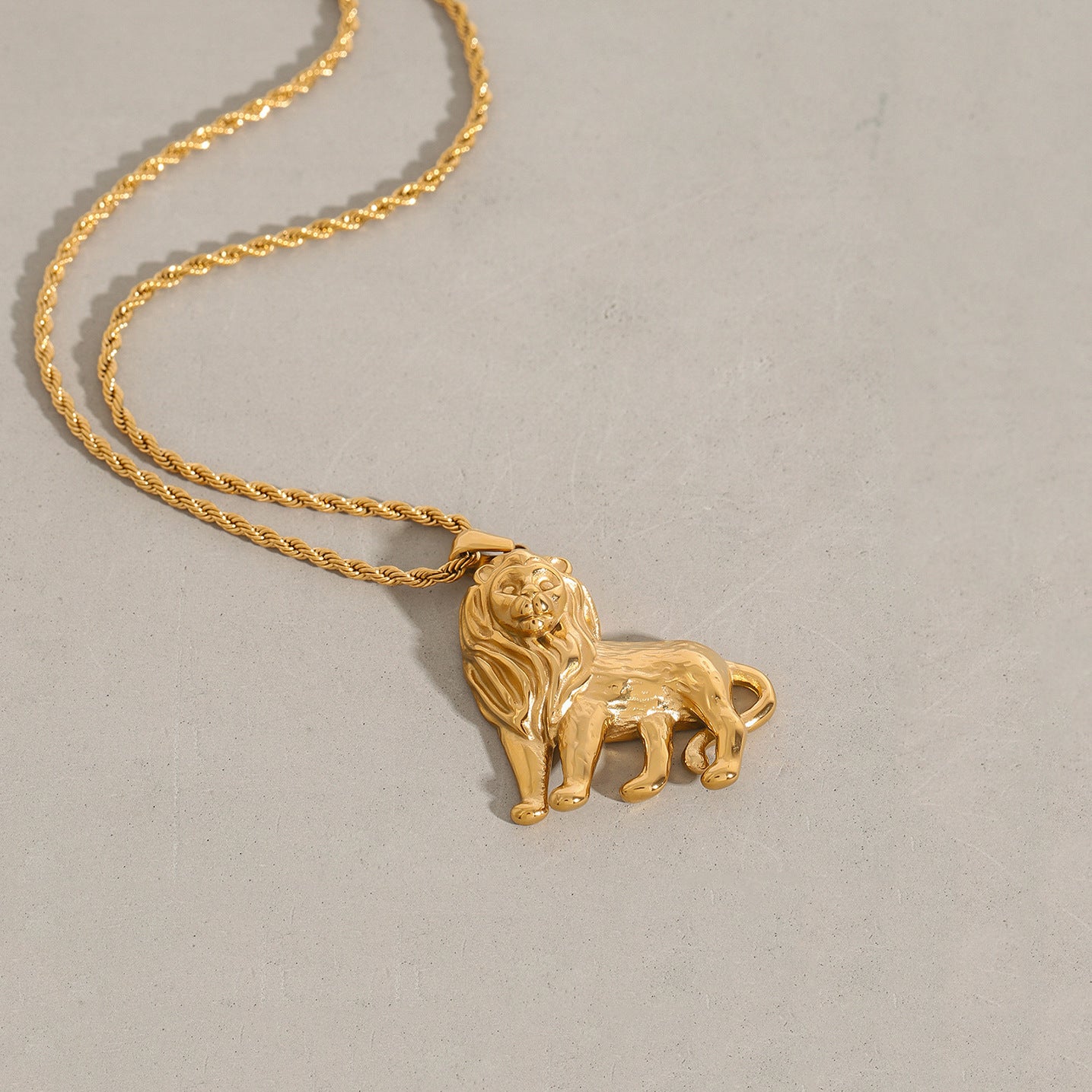 Collana con Ciondolo a Leone Geometrico di Lusso Placcato Oro 18K in Acciaio al Titanio per Donna