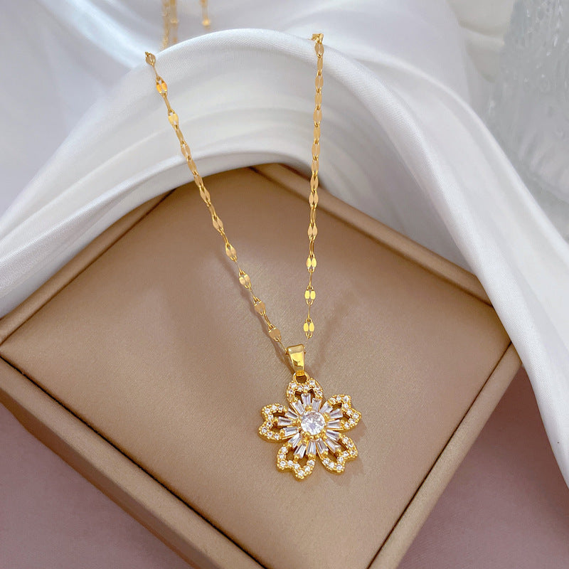 Collana con ciondolo floreale in acciaio al titanio di lusso con intarsio in strass dal design geometrico per donne e uomini, catena regolabile 21-50 cm