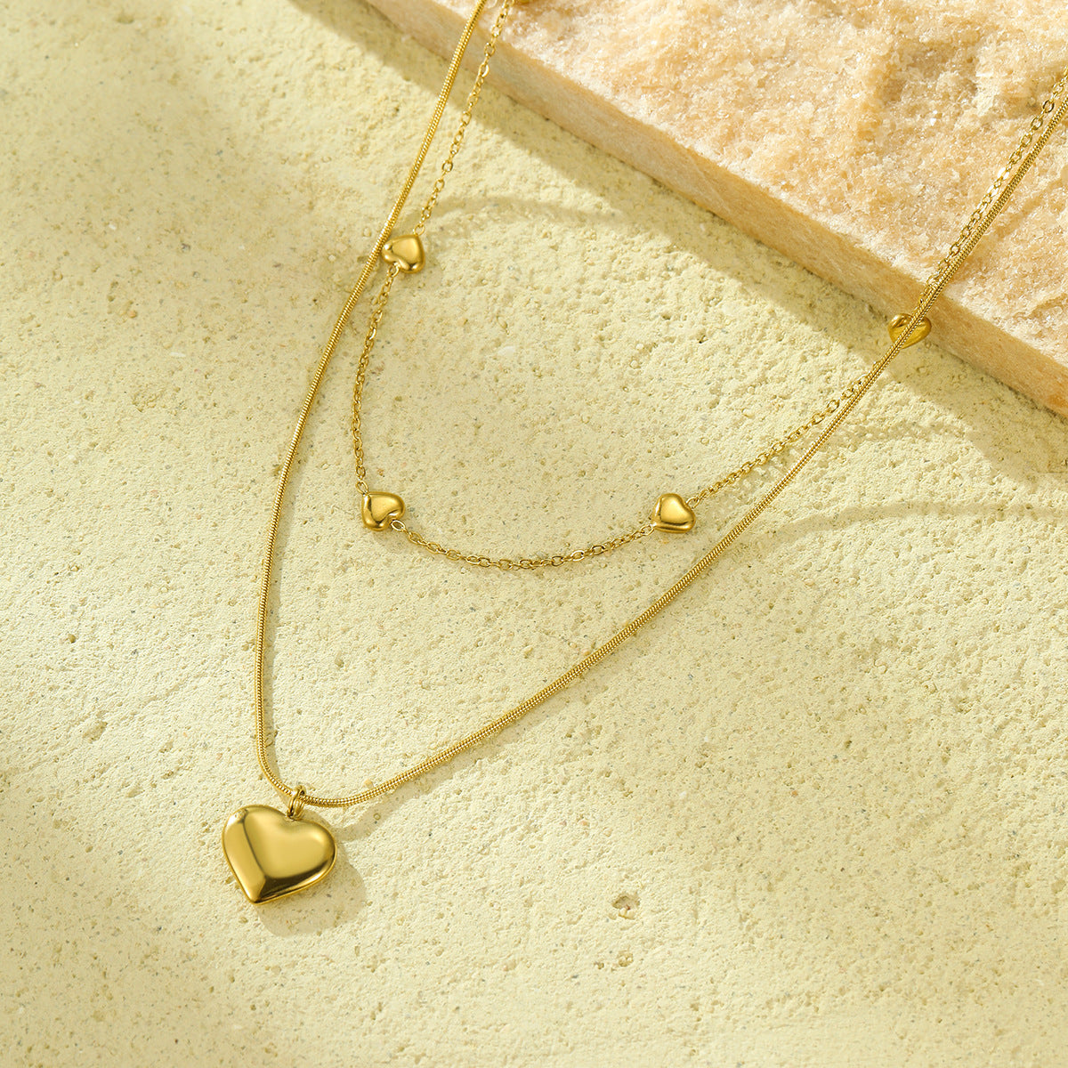 Collana alla moda da donna con ciondolo a cuore a doppio strato in acciaio al titanio con finitura placcata