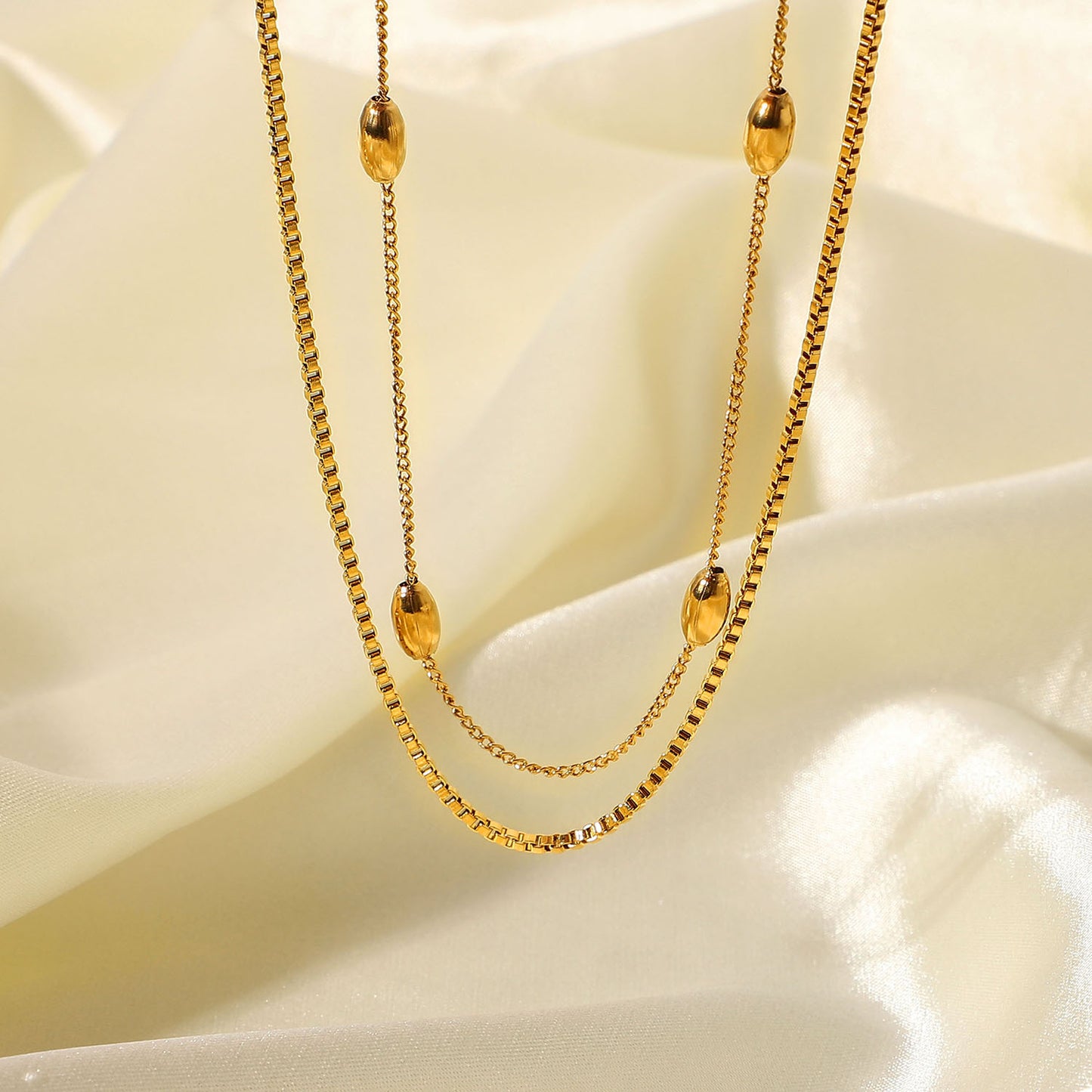 Elegante collar de mujer de doble capa con cuentas ovaladas, de acero inoxidable chapado en oro de 18 quilates