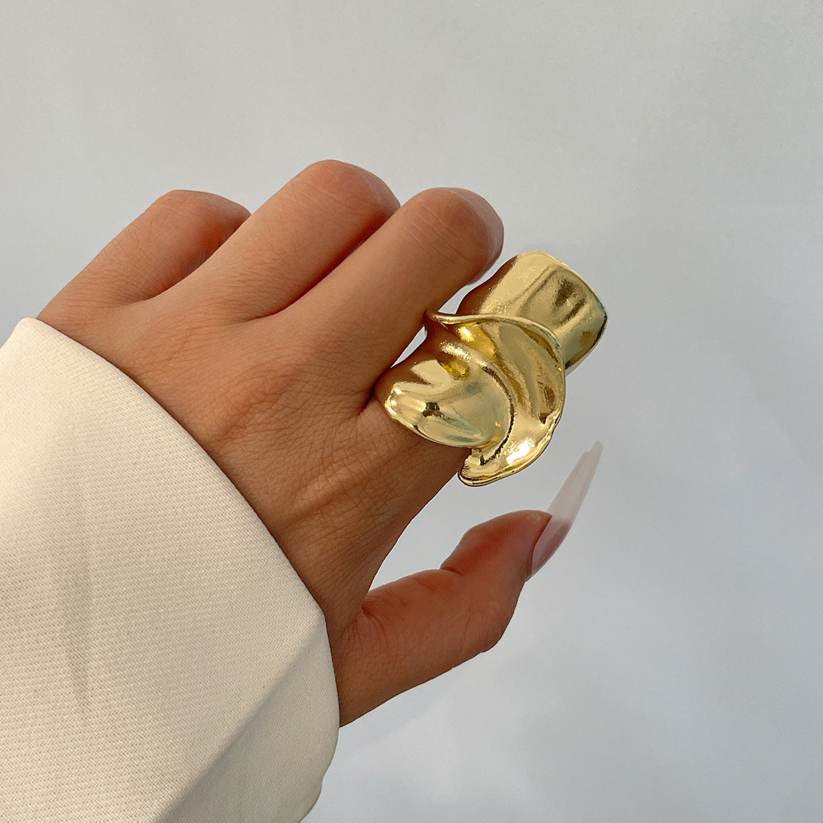 Anillo de aleación con forma de onda minimalista y geométrica para mujer, con acabado pulido y diseño de banda abierta