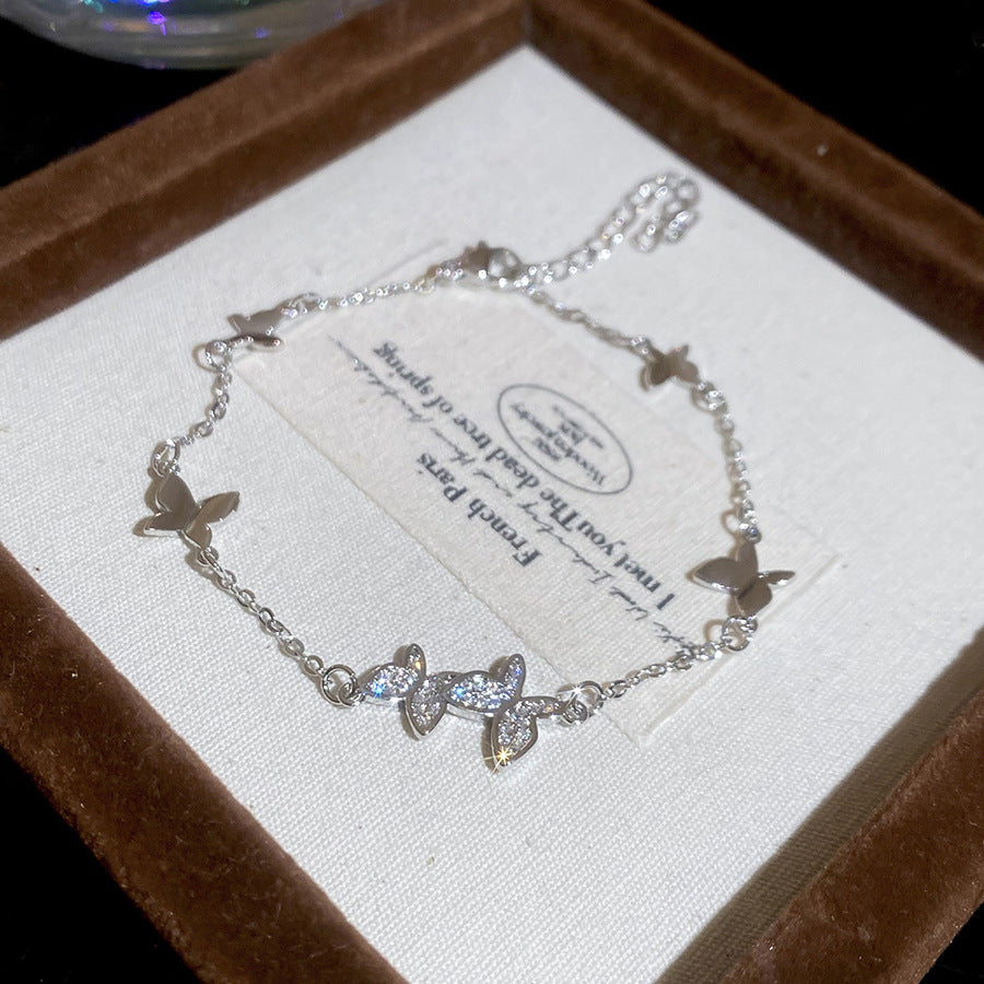Elegante bracciale da mano a farfalla da donna, in rame con intarsio di zirconi cubici, bracciale stile lusso minimalista per l'uso quotidiano