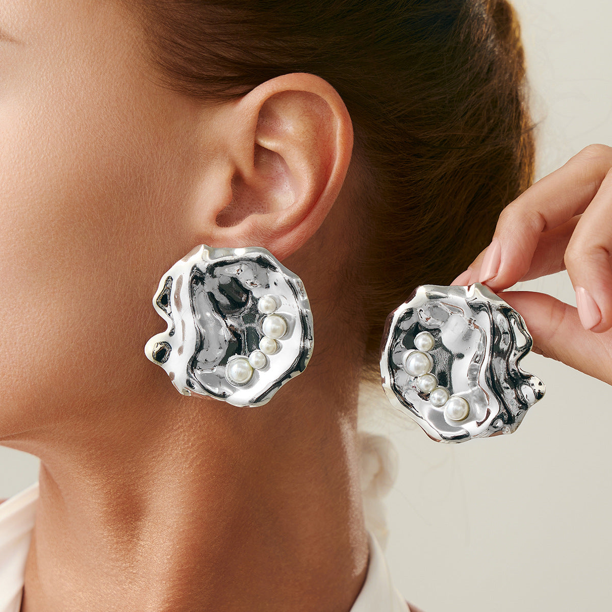 Orecchini a perno geometrici a forma di fiocco in lega, dolci e di tendenza, con texture martellata e perle finte, da donna