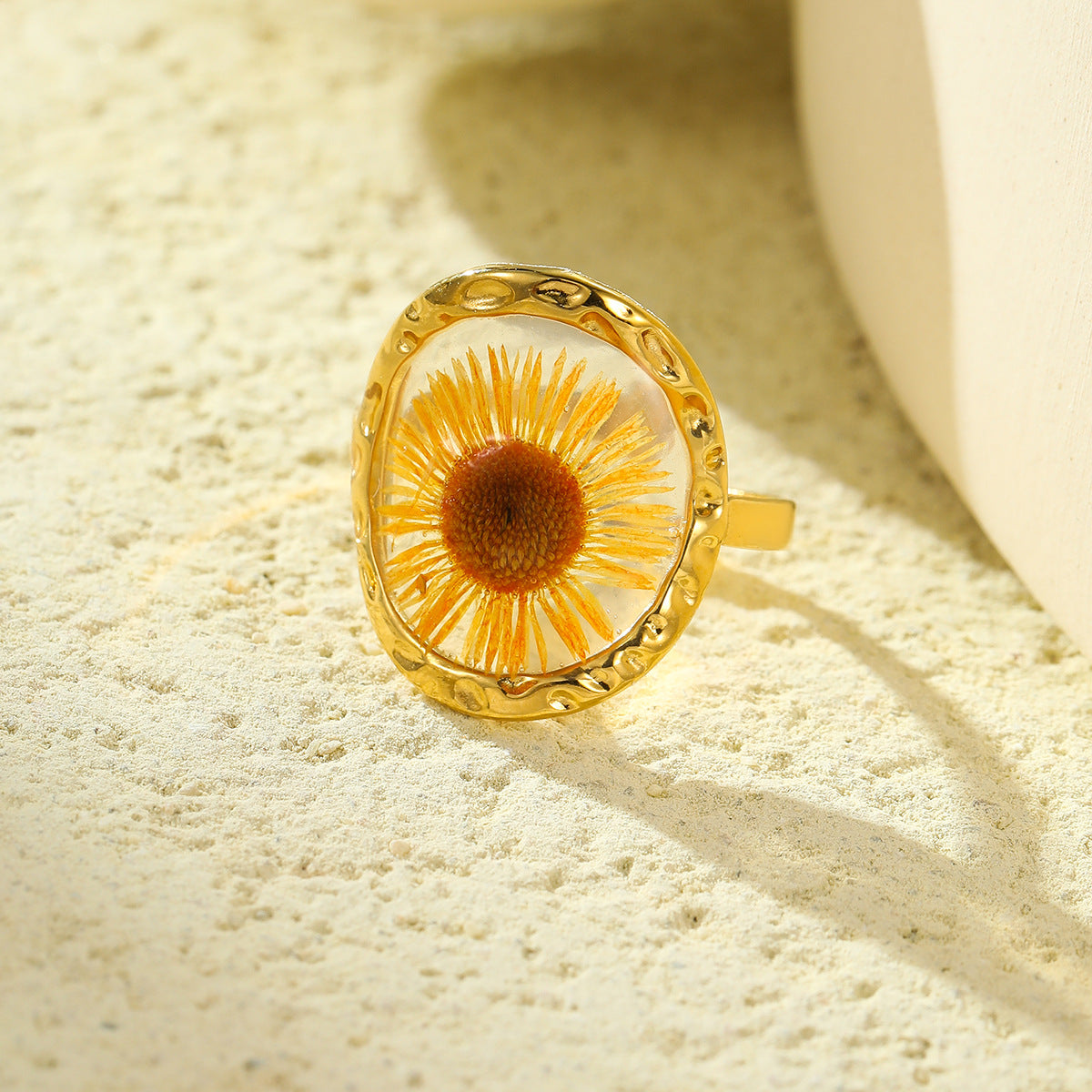 Anillo de Acero Inoxidable Chapado en Oro de 18K con Diseño Geométrico Natural de Girasol y Flores Secas para Mujer