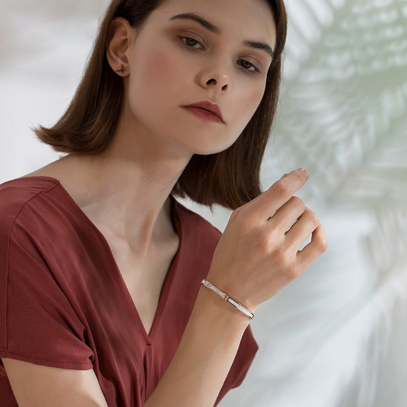 Bracciale Minimalista da Donna in Acciaio al Titanio Placcato Oro Rosa 18K con Guscio Bianco Ovale e Strass