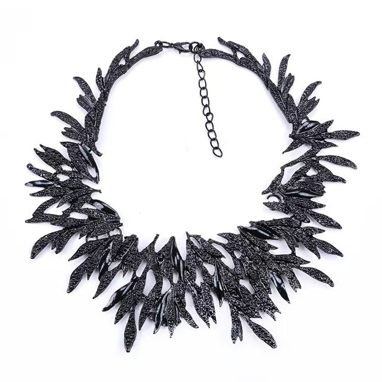 Vintage Style Fan-Shaped Geometric Pendant Necklace for Women with Alloy Chain and Electroplated Finish