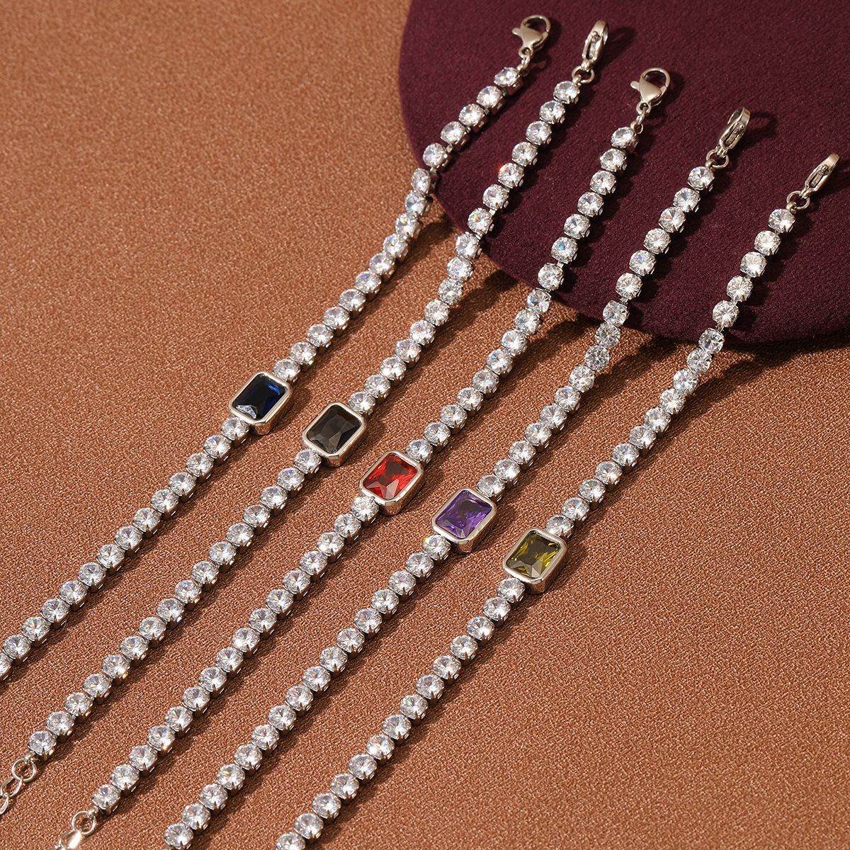 Elegante pulsera geométrica cuadrada de titanio con diamantes de imitación para mujer, con acabado chapado y atractivo minimalista de lujo