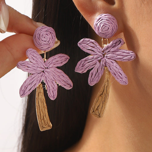 Pendientes de mujer de rafia tejida estilo vacaciones de verano con base de aleación y artesanía hecha a mano con forma de cocotero