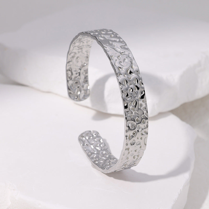 Bracciale a fascia regolabile in acciaio al titanio con trama irregolare e finitura placcata da donna