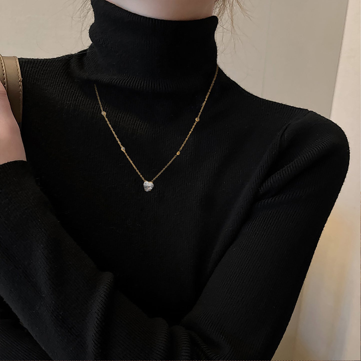 Collar con dije de circonita en forma de corazón minimalista de acero inoxidable con baño de oro de 18 quilates para mujer