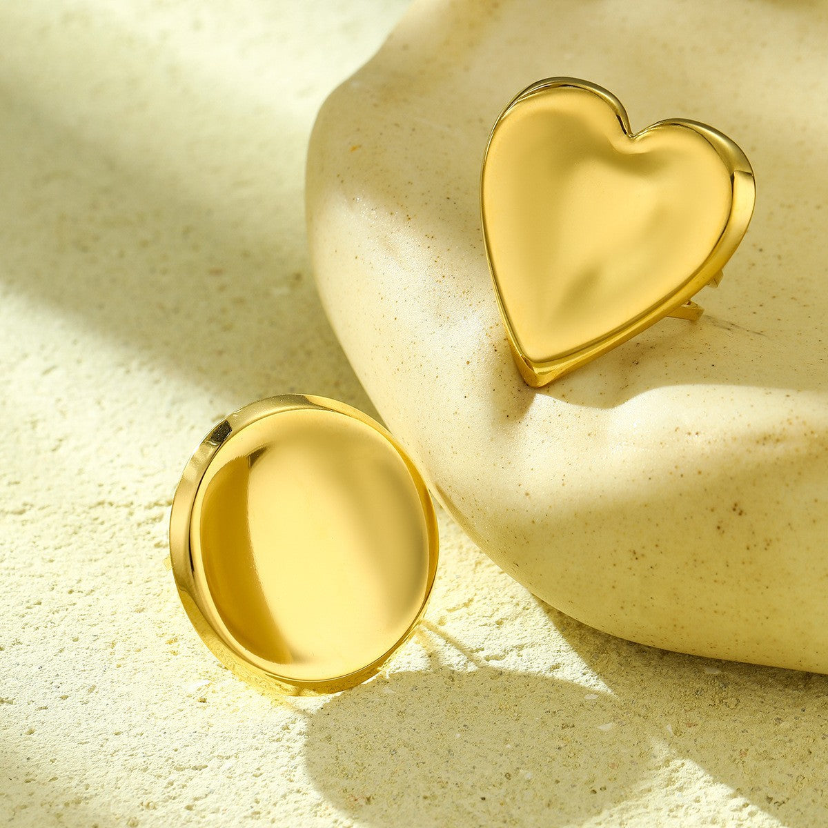 Pendientes de mujer de acero de titanio pulido con forma de corazón, minimalistas y a la moda, con acabado chapado