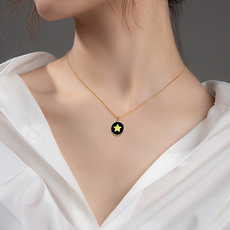 Collana con ciondolo a stella geometrica minimalista da donna con intarsio in madreperla e catena in acciaio al titanio placcato oro