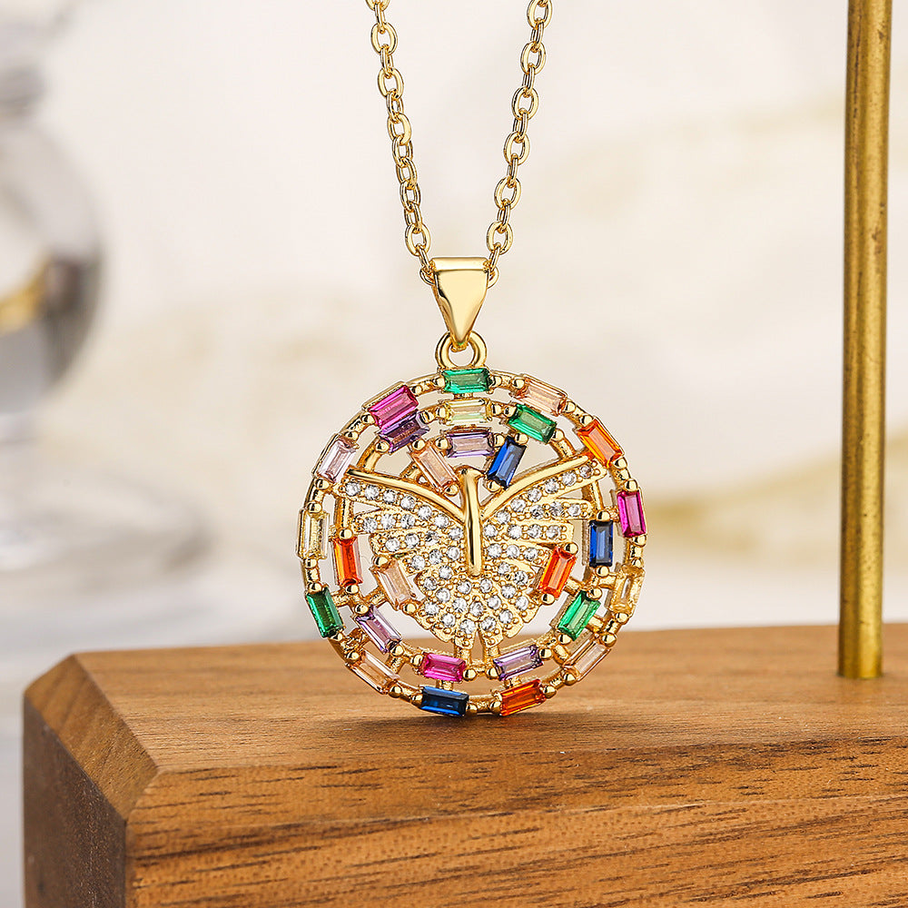 Collar con colgante de mariposa minimalista para mujer con cadena de cobre chapada en oro e incrustaciones de circonitas cúbicas