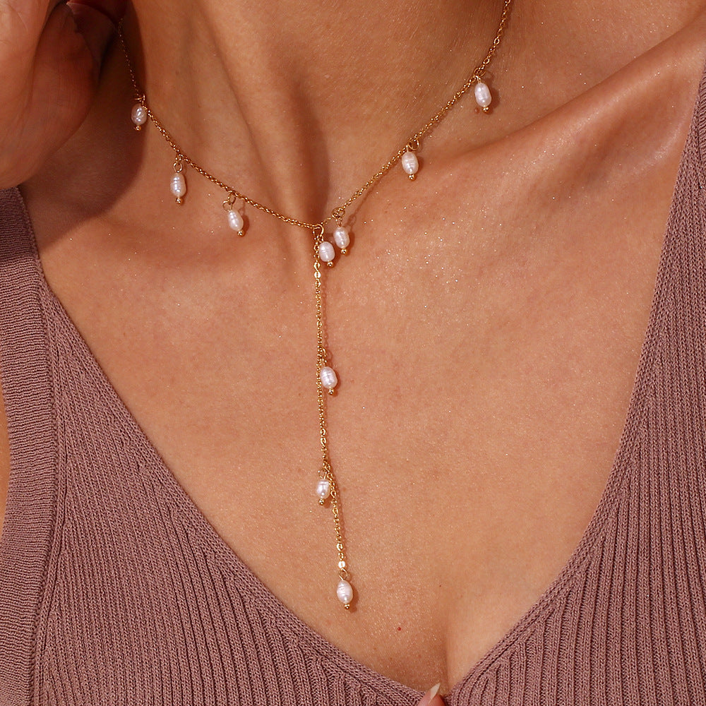 Collar minimalista en Y de acero inoxidable para mujer con colgante de acero de titanio, detalles de perlas cultivadas y flecos