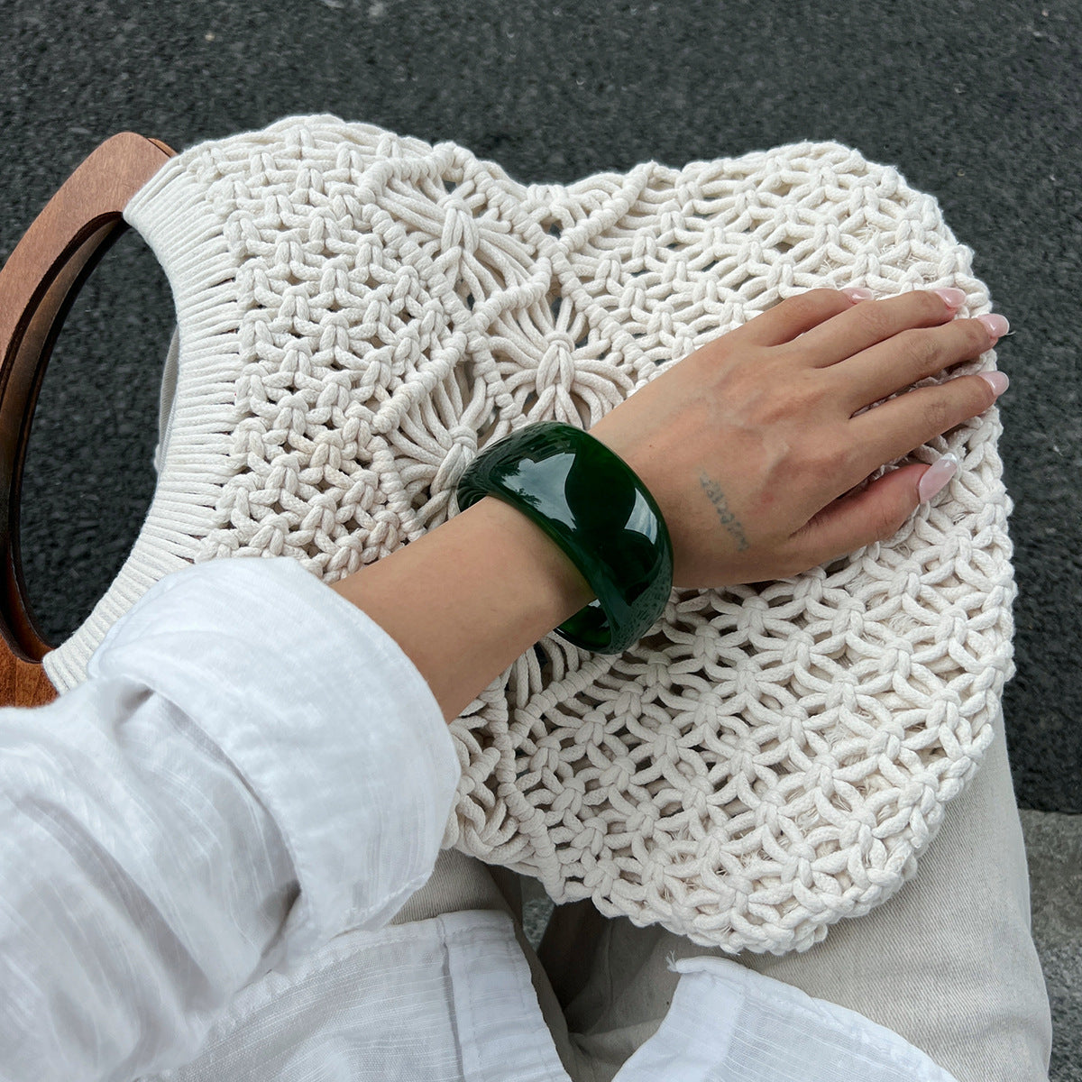 Pulsera de resina geométrica llamativa con acabado brillante y patrón de remolino colorido para mujer