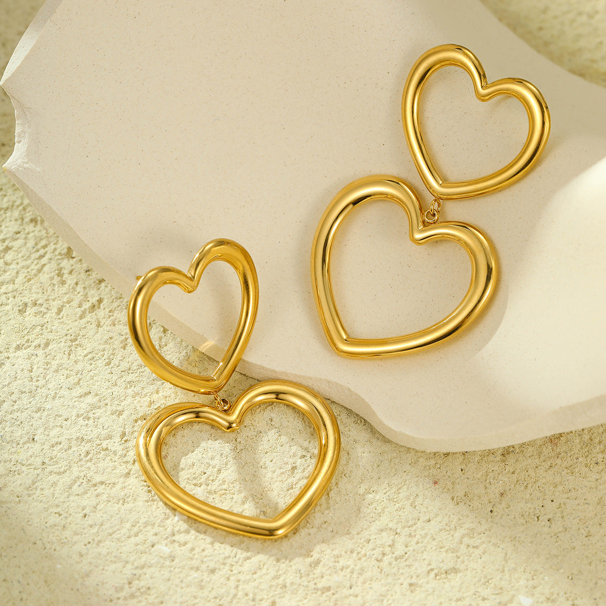 Orecchini pendenti a cuore cavo alla moda in stile OL in acciaio inossidabile con placcatura in oro 18 carati e dettaglio con frange