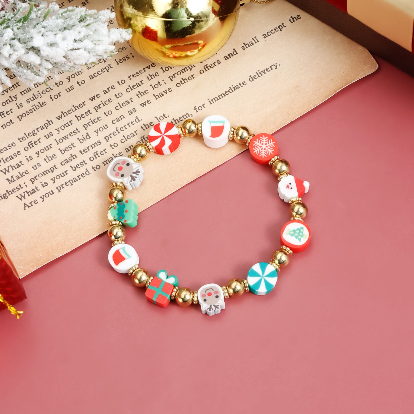 Pulsera de Cuentas de Arcilla Polimérica Colorida y Creativa para Mujer con Forma Geométrica, Acabado Chapado y Acentos de Campana Navideña