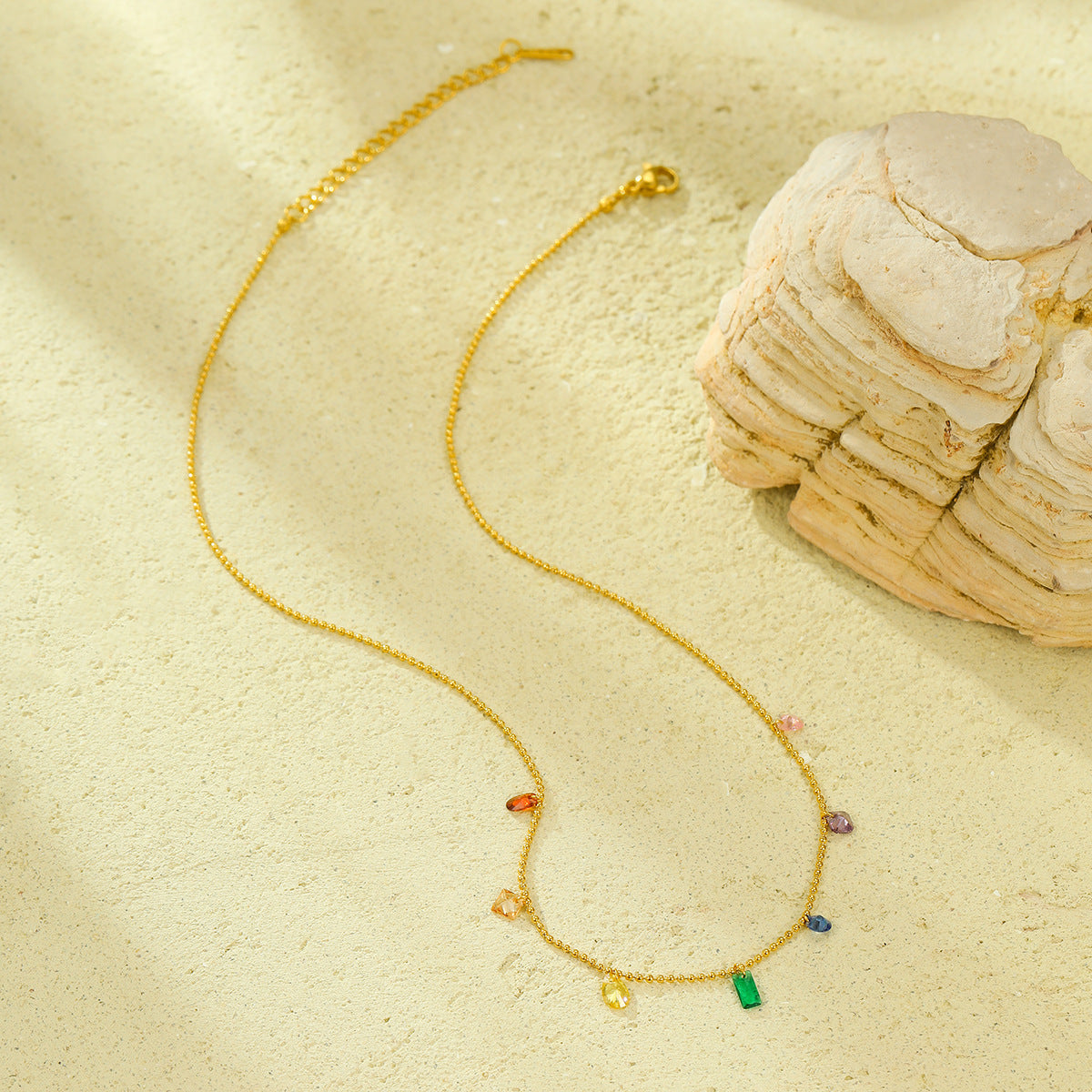 Collar minimalista de titanio y acero para mujer con acento de piedra natural, acabado galvanizado, longitud ajustable