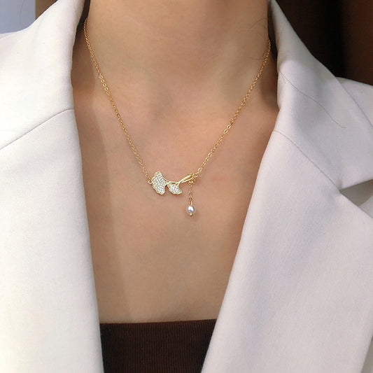 Collana con ciondolo minimalista a foglia di Ginkgo in acciaio al titanio placcato oro da donna