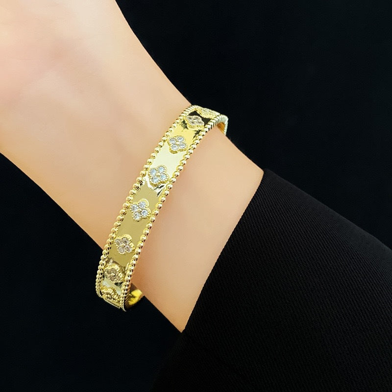 Bracciale Originale in Acciaio al Titanio Massiccio con Trifoglio Geometrico Ovale Portafortuna e Finitura Galvanica