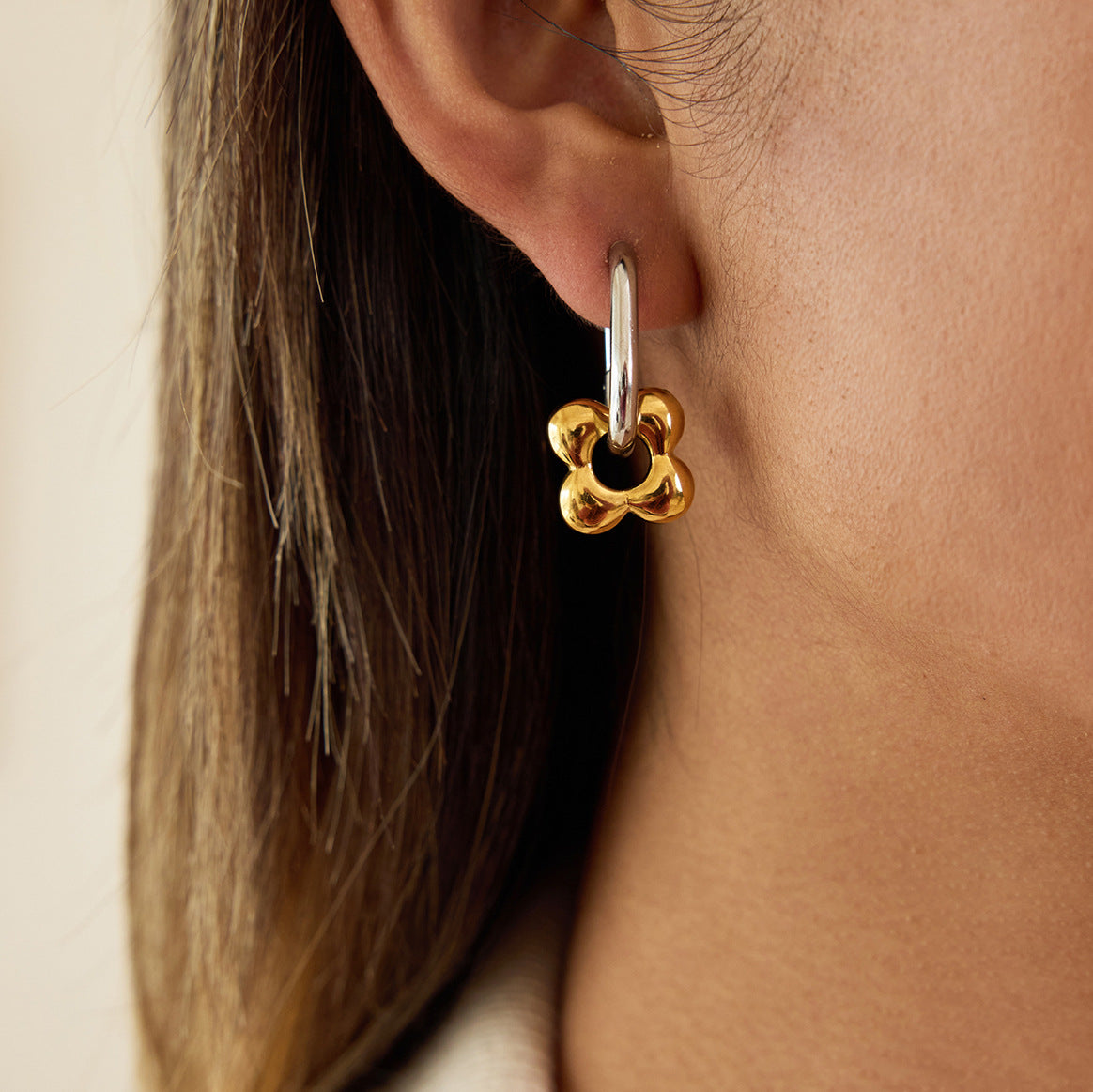 Orecchini a Cerchio da Donna in Acciaio Inossidabile con Motivo Floreale Geometrico e Placcatura in Oro PVD Sottovuoto