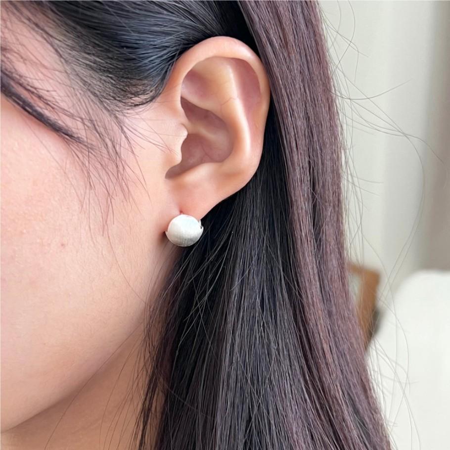 Orecchini Geometrici Rotondi Spazzolati in Argento Sterling 925 Vintage con Intarsio di Perle e Design a Pois