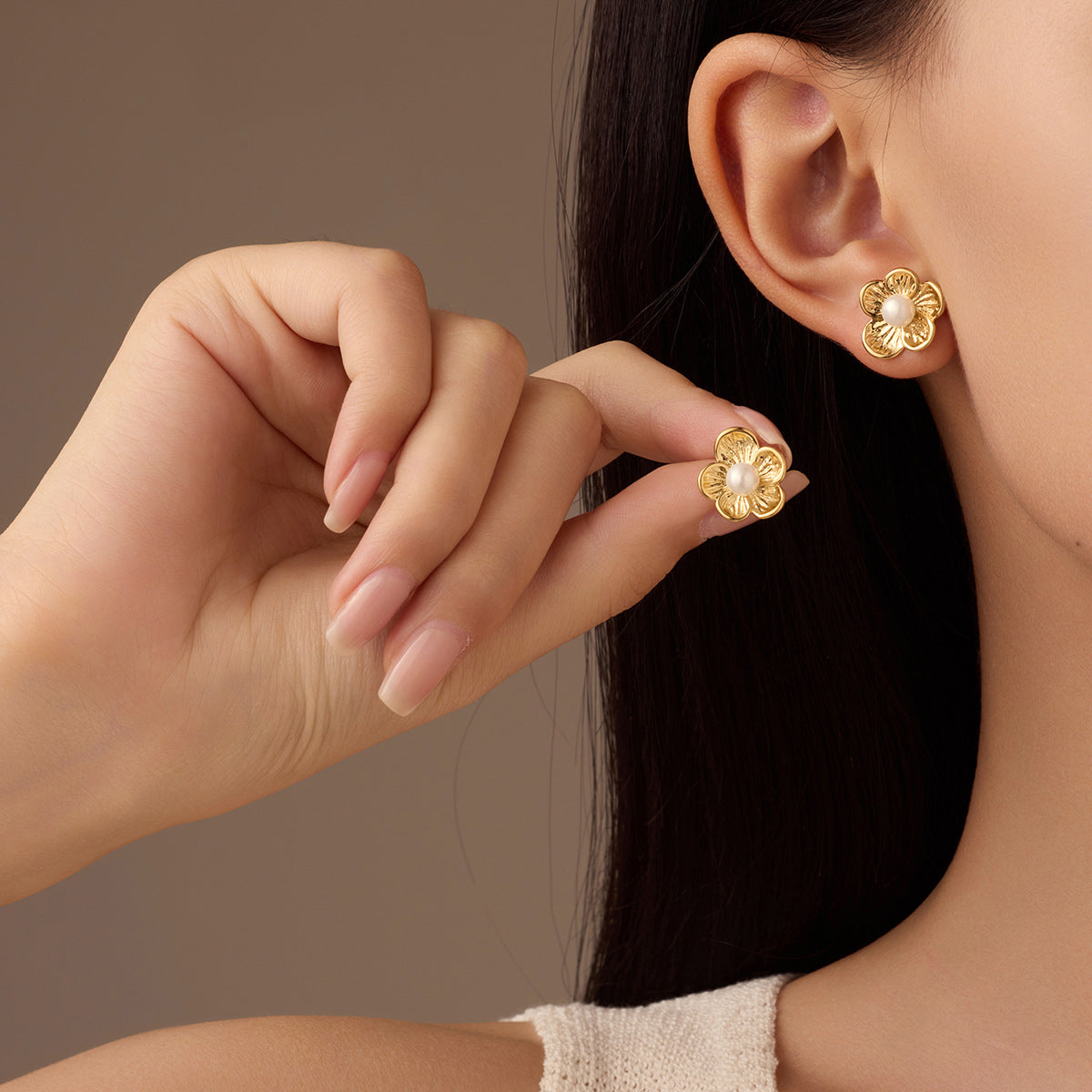 Eleganti orecchini in acciaio al titanio a forma di fiore con intarsio di perle da donna, accessorio di moda elettroplaccato