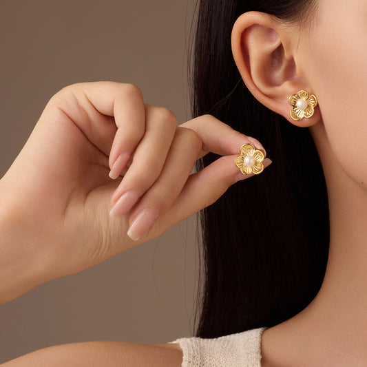 Pendientes elegantes de acero de titanio con forma de flor y perlas incrustadas para mujer, accesorio de moda galvanizado