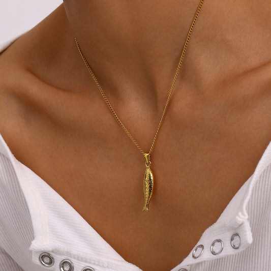 Elegante collar con colgante de temática marina para mujer con cadena de acero inoxidable y colgante de acero de titanio, acabado galvanizado, diseño en forma de pez