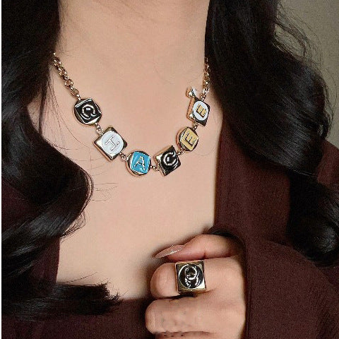 Collana da donna lusso elegante con lettera smaltata in ottone placcato oro