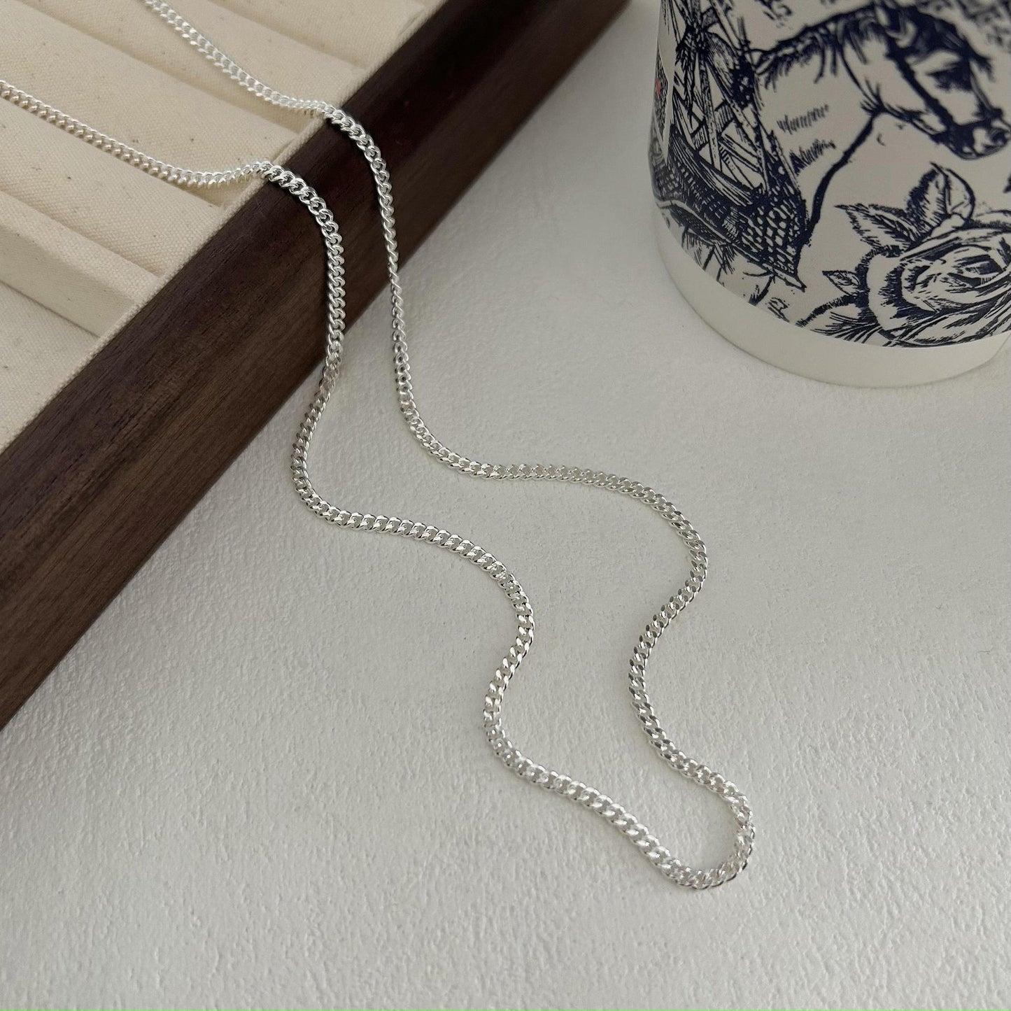 Collana con pendente a tulipano geometrico minimalista in argento sterling 925 con catena snake placcata