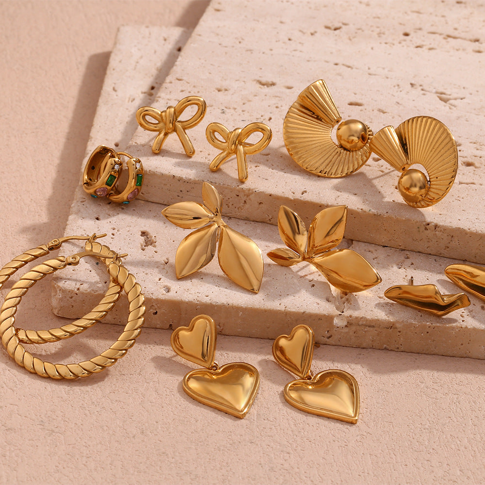 Orecchini a perno da donna Fashion OL minimalisti in acciaio inossidabile placcato oro 18K a forma di cuore, fiore e ventaglio