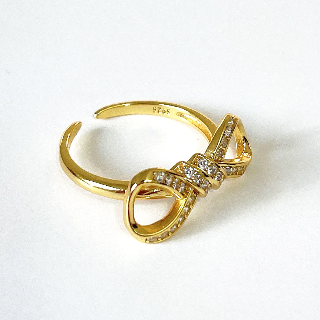 Anillo minimalista de plata de ley 925 chapado en oro con lazo y circonita cúbica