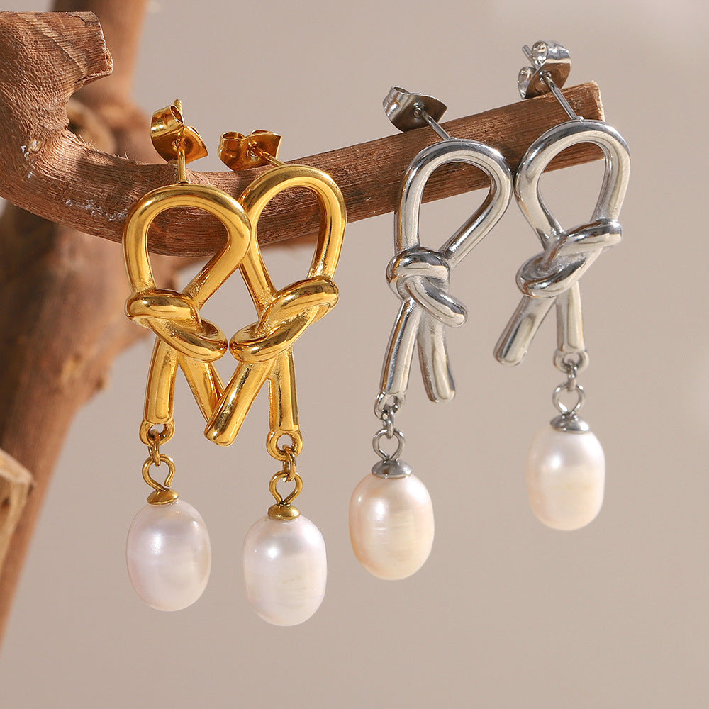 Aretes minimalistas geométricos de acero inoxidable con baño de oro de 18 quilates y perla anudada como acento