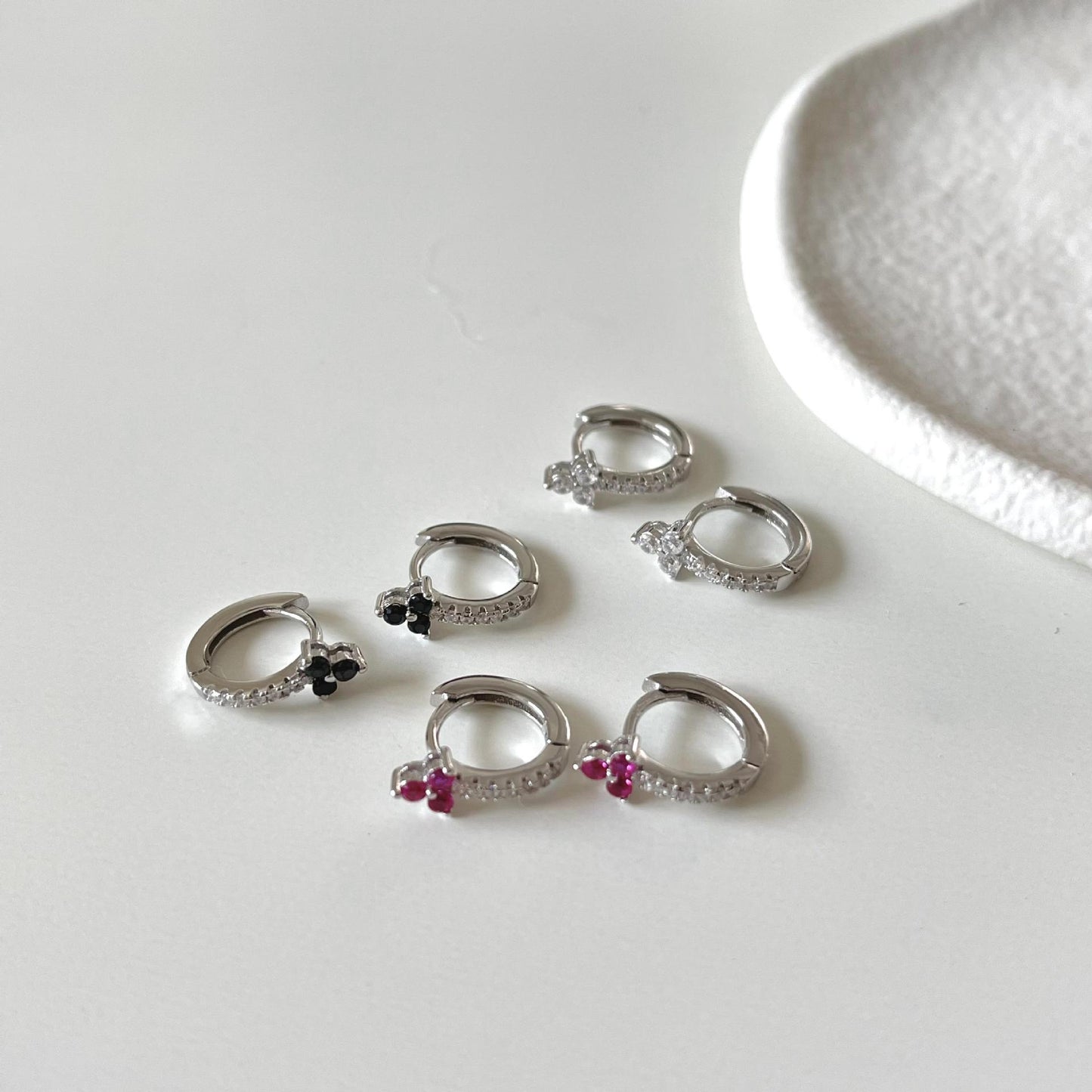 Orecchini a cerchio da donna minimalisti con zirconi cubici placcati in argento sterling 925