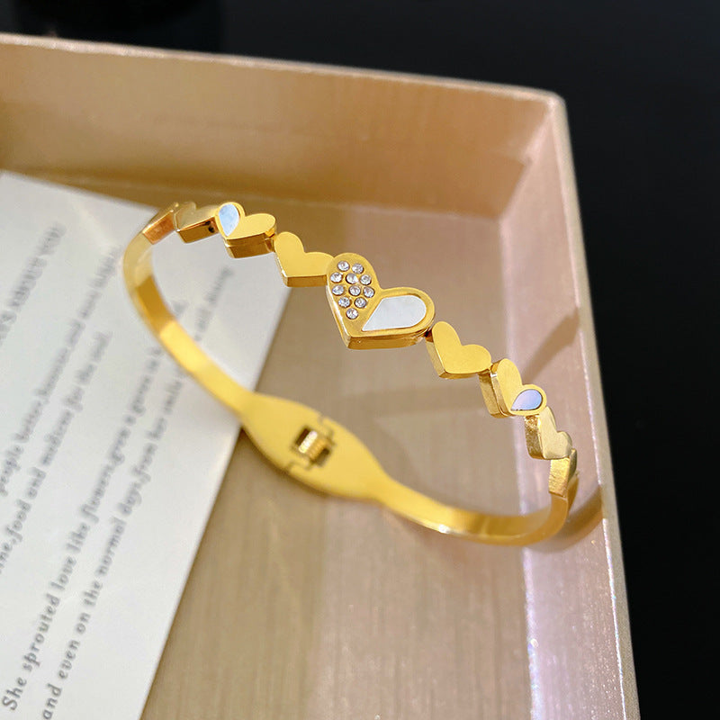 Vintage Sweet Heart Shaped Gold Plated Titanium Steel Bracelet for Women