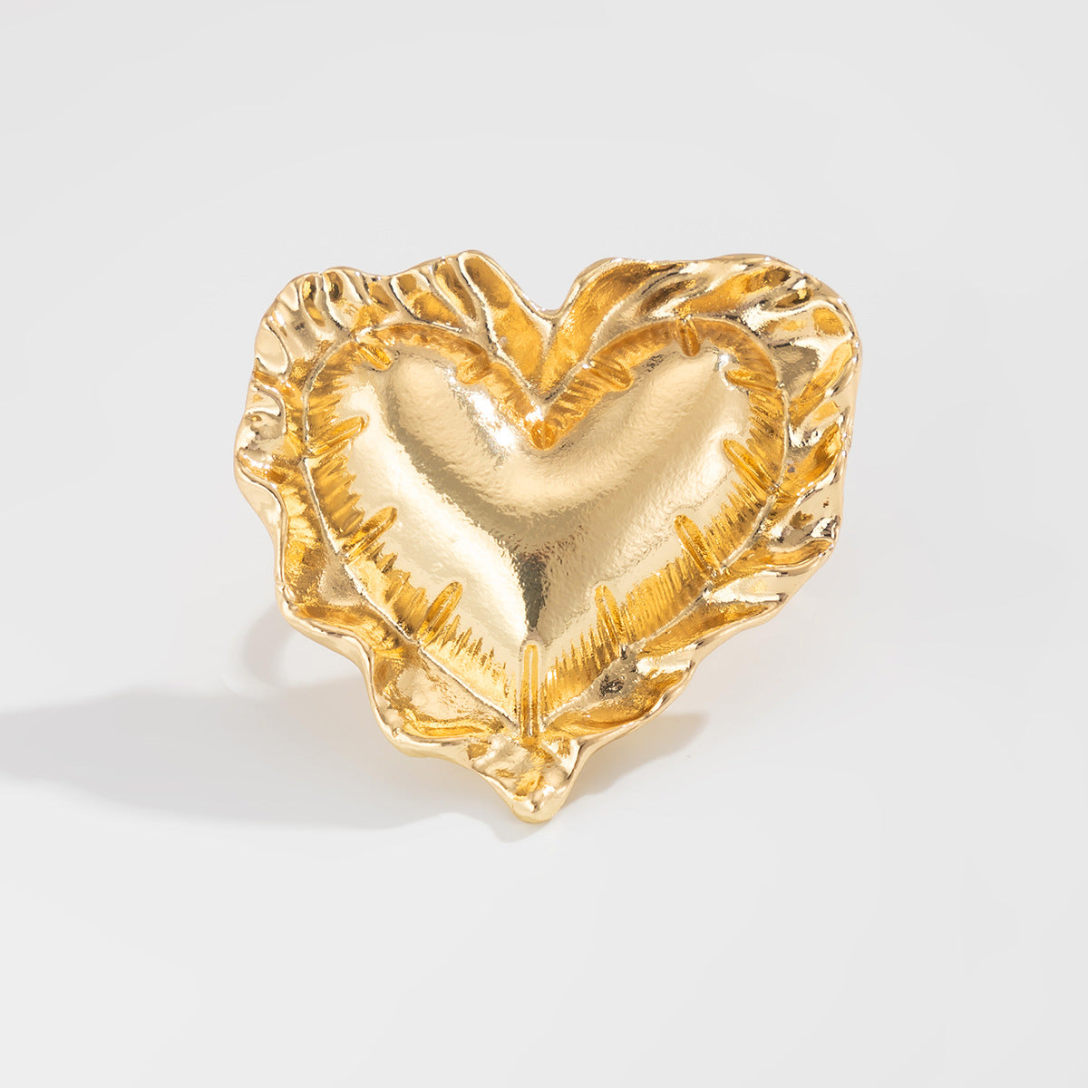 Anillo de aleación con forma de corazón texturizado estilo punk para mujer con acabado martillado y superficie galvanizada