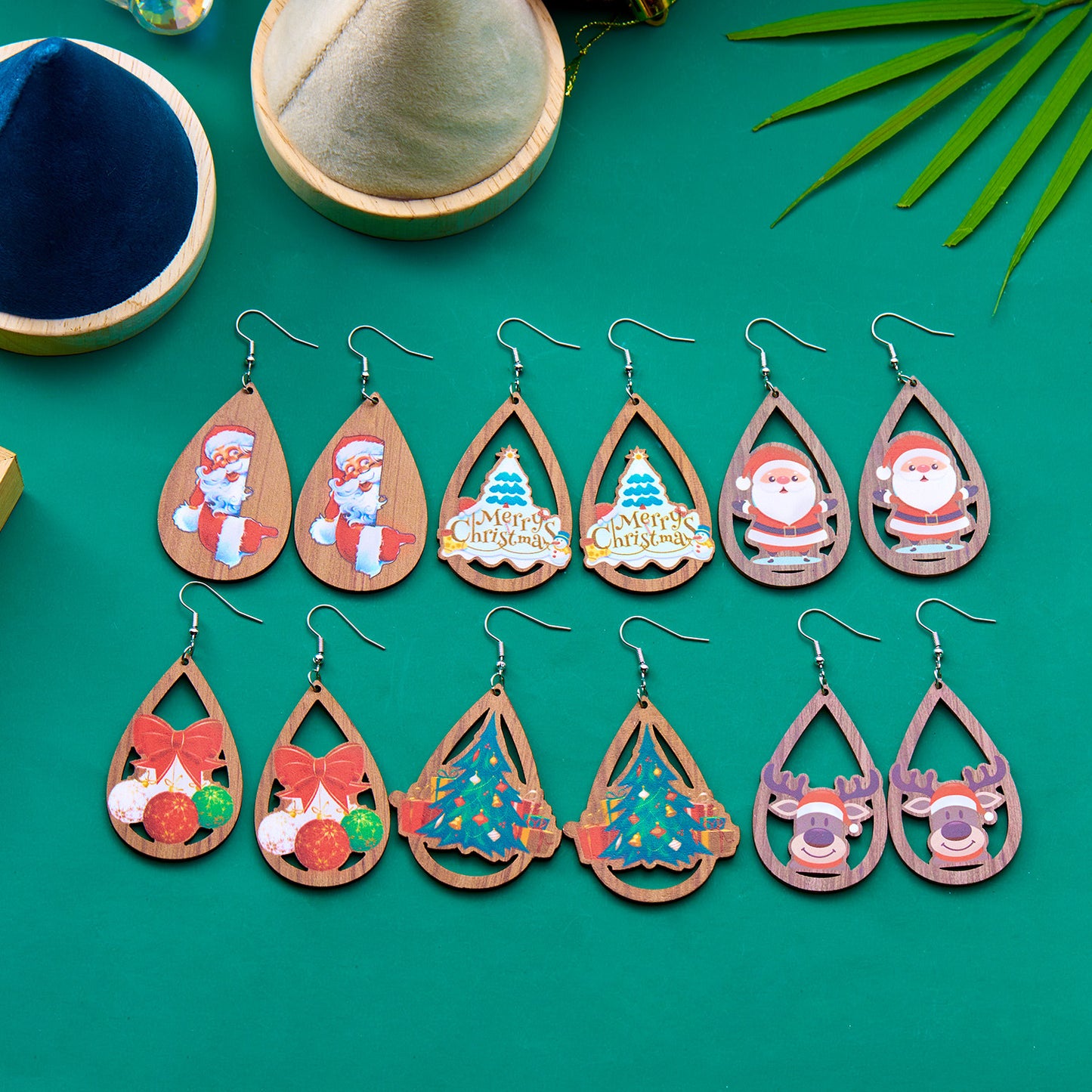 Orecchini natalizi pendenti vintage esotici in legno a forma di goccia con motivi di fiocchi di neve, alberi di Natale e Babbo Natale stampati