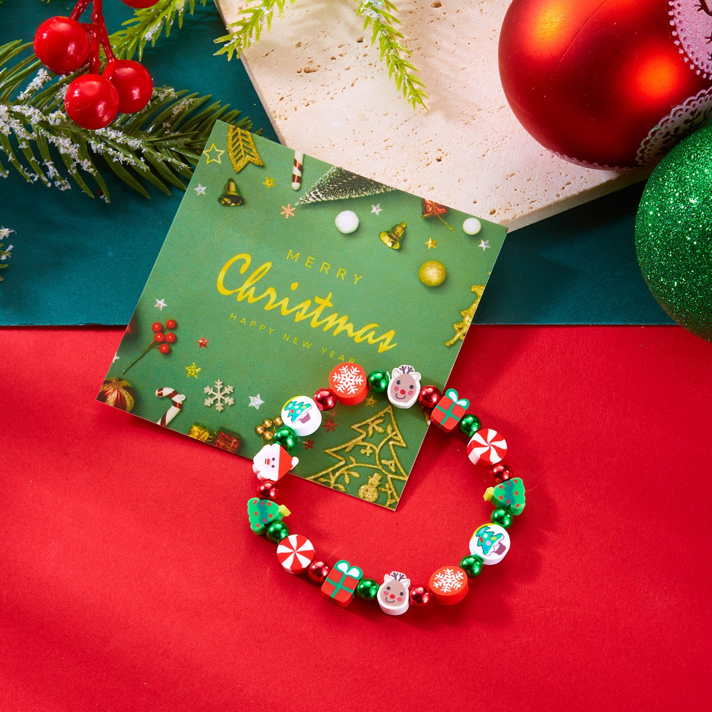Braccialetto in argilla polimerica a tema natalizio con Babbo Natale, pupazzo di neve ed elementi festivi per un abbigliamento unisex alla moda