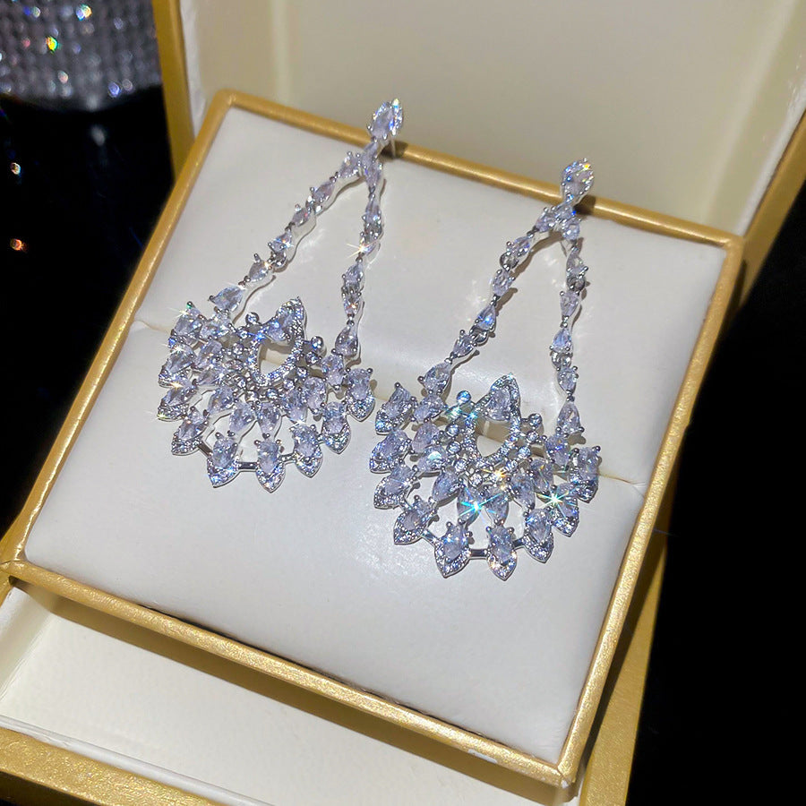 Orecchini floreali minimalisti con perle, perno in argento sterling 925 e strass, da donna