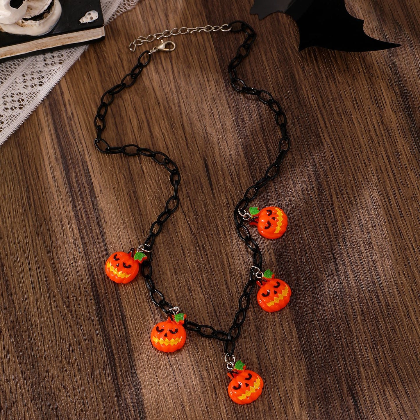 Collana in resina con fantasmino zucca a tema Halloween con finitura placcata, unisex