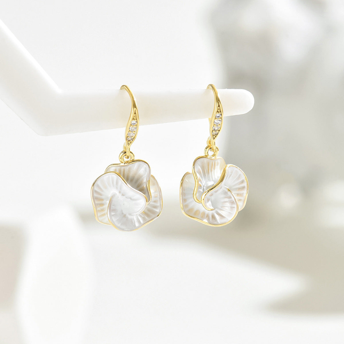 Pendientes de Esmalte Floral con Incrustaciones de Circonitas Cúbicas para Mujer Diseño de Camelia Aretes de Moda para el Viaje Diario